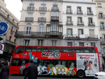 Un autobús turístico en el centro de Madrid