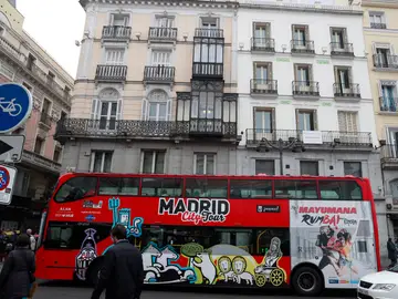 Un autobús turístico en el centro de Madrid Un autobús turístico en el centro de Madrid