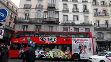 Un autobús turístico en el centro de Madrid