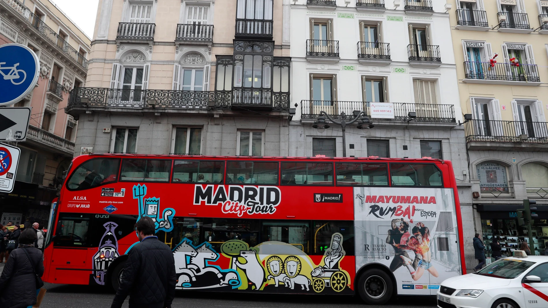 Un autobús turístico en el centro de Madrid Un autobús turístico en el centro de Madrid