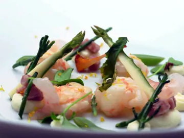 Consomé de cigala, lemon grass, butifarra y apio nabo Consomé de cigala, lemon grass, butifarra y apio nabo