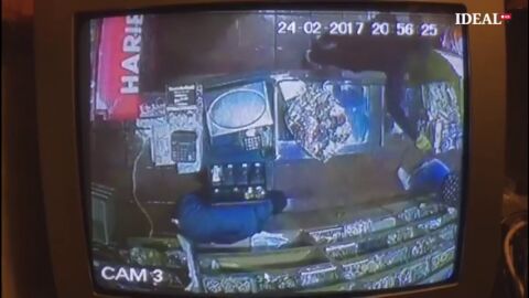 Frame 34.247111 de: Roban a punta de pistola la recaudaci&oacute;n de una pasteler&iacute;a de Granada