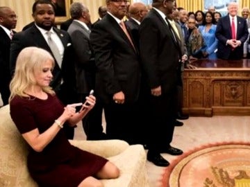 La asesora de Trump posa en el sofá del Despacho Oval con los zapatos sobre la tapicería y causa polémica