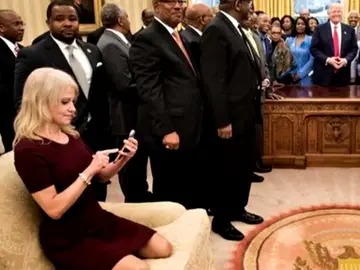 La asesora de Trump posa en el sofá del Despacho Oval con los zapatos sobre la tapicería y causa polémica La asesora de Trump posa en el sofá del Despacho Oval con los zapatos sobre la tapicería y causa polémica