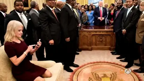 La asesora de Trump posa en el sofá del Despacho Oval con los zapatos sobre la tapicería y causa polémica La asesora de Trump posa en el sofá del Despacho Oval con los zapatos sobre la tapicería y causa polémica