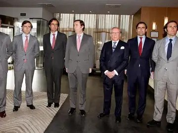 José María Ruiz Mateos, acompañado de seis de sus hijos en 2011 José María Ruiz Mateos, acompañado de seis de sus hijos en 2011