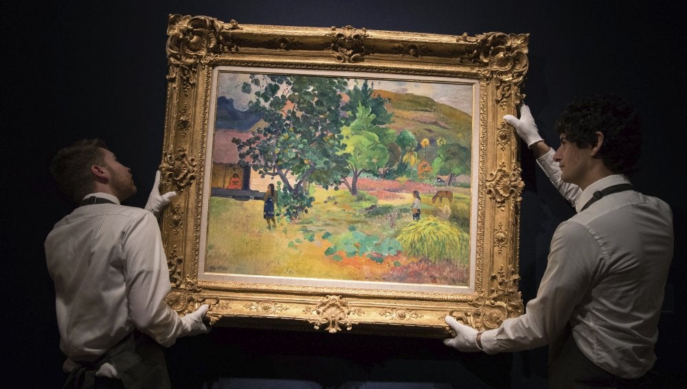 Dos empleados muestran la obra 'Te Fare' (1892)
