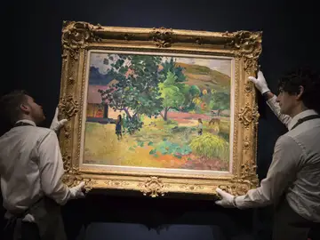 Dos empleados muestran la obra 'Te Fare' (1892) Dos empleados muestran la obra 'Te Fare' (1892)