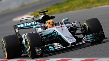Lewis Hamilton y su flamante Mercedes ruedan en Montmeló