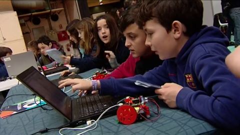 Frame 42.203034 de: Los ni&ntilde;os tambi&eacute;n disfrutan del congreso de m&oacute;viles