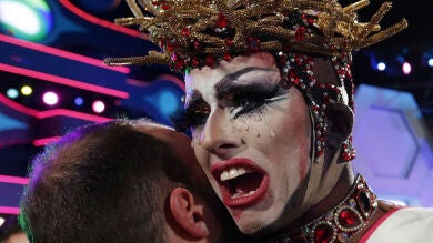 El Carnaval de Las Palmas corona como 'reinona' a Drag Sethlas, vestida como una virgen