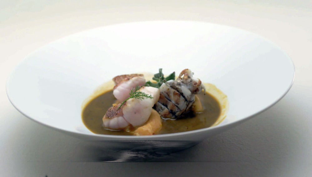 Dashi de cabracho, con sepionet, ficoide y caviar cítrico