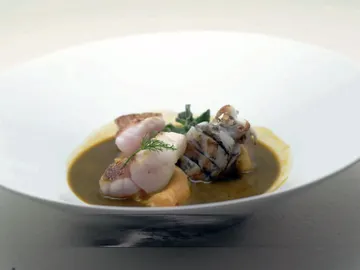 Dashi de cabracho, con sepionet, ficoide y caviar cítrico Dashi de cabracho, con sepionet, ficoide y caviar cítrico