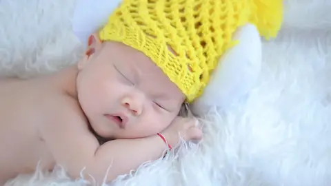 Bebé durmiendo plácidamente Bebé durmiendo plácidamente