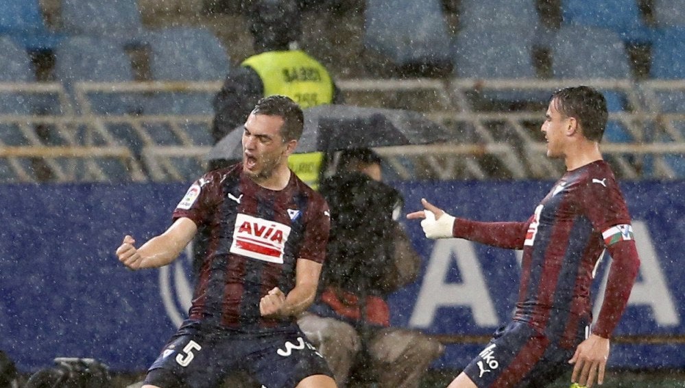 Gonzalo Escalante celebra junto a Dani García un gol en Anoeta