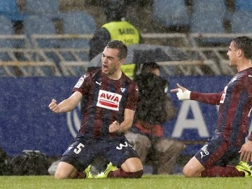 Gonzalo Escalante celebra junto a Dani García un gol en Anoeta