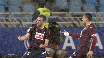 Gonzalo Escalante celebra junto a Dani García un gol en Anoeta