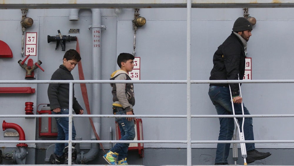 Niños inmigrantes se disponen a desembarcar en Italia tras ser rescatados en aguas del Mediterráneo