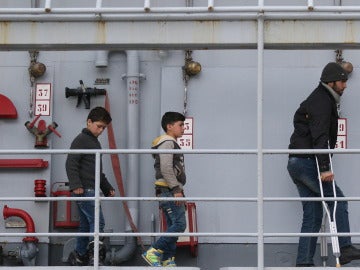 Niños inmigrantes se disponen a desembarcar en Italia tras ser rescatados en aguas del Mediterráneo