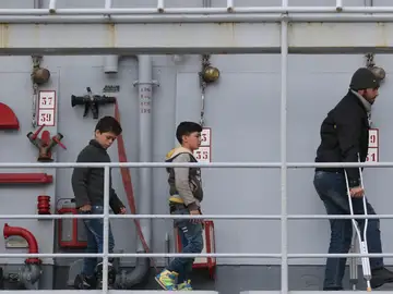 Niños inmigrantes se disponen a desembarcar en Italia tras ser rescatados en aguas del Mediterráneo Niños inmigrantes se disponen a desembarcar en Italia tras ser rescatados en aguas del Mediterráneo