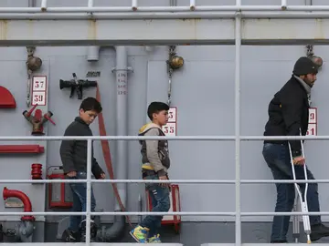 Niños inmigrantes se disponen a desembarcar en Italia tras ser rescatados en aguas del Mediterráneo Niños inmigrantes se disponen a desembarcar en Italia tras ser rescatados en aguas del Mediterráneo