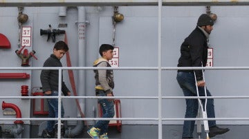 Niños inmigrantes se disponen a desembarcar en Italia tras ser rescatados en aguas del Mediterráneo