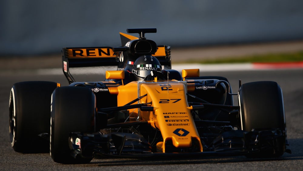 Nico Hulkenberg prueba su nuevo Renault en Montmeló