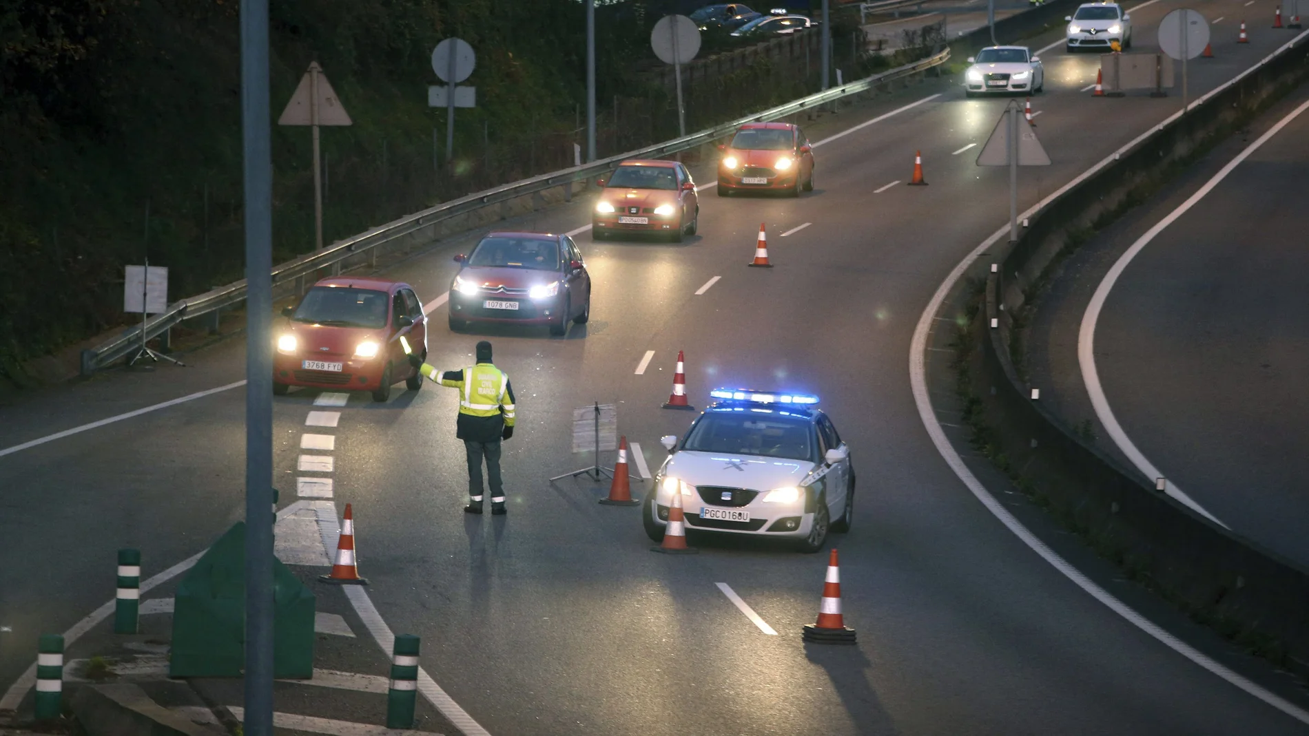 Entran en vigor las nuevas normas de la DGT: radares, multas por el móvil, movilidad personal y velocidad urbana Entran en vigor las nuevas normas de la DGT: radares, multas por el móvil, movilidad personal y velocidad urbana
