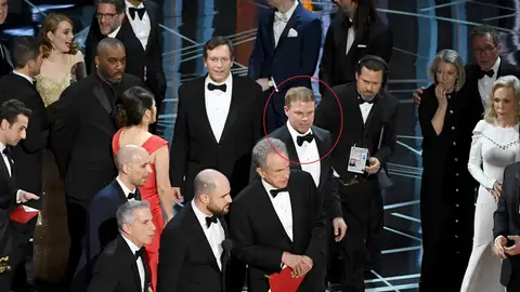Brian Cullinan, destacado en el círculos, fue el responsable de la polémica de los sobres en los Oscars Brian Cullinan, destacado en el círculos, fue el responsable de la polémica de los sobres en los Oscars