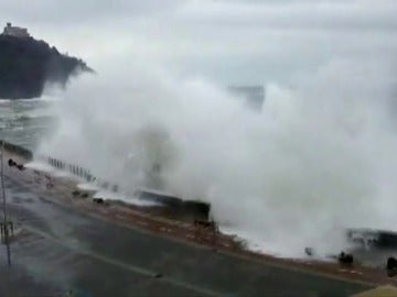 Frame 6.06564 de: Asturias y Cantabria están en alerta roja por fuerte oleaje y viento