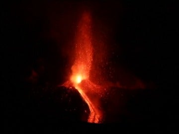 Frame 0.942291 de: El volcán Etna entra en erupción