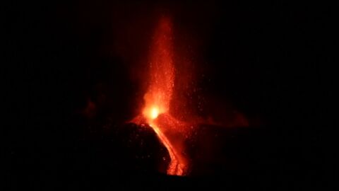 Frame 0.942291 de: El volc&aacute;n Etna entra en erupci&oacute;n