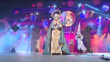 El Carnaval de Las Palmas corona como 'reinona' a Drag Sethlas, vestida como una virgen