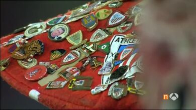 Pins, bombones, camisetas firmadas... ¿qué regala cada club a los árbitros?