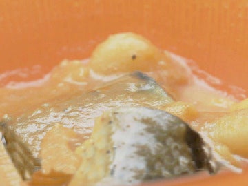 Colocamos el guiso en un plato y añadimos una rebanada de pan tostado por plato. Añadimos después un aceite sobre la tostada con parte del majado. 