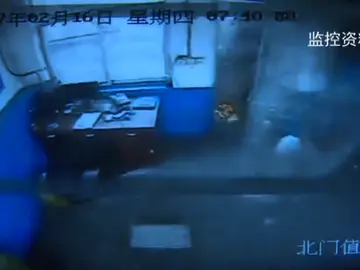 Frame 13.353463 de: Un camión sin control colisiona contra una oficina y sus empleados escapan por segundos Frame 13.353463 de: Un camión sin control colisiona contra una oficina y sus empleados escapan por segundos