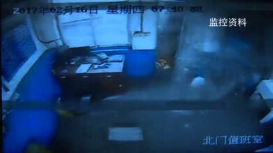 Un camión sin control colisiona contra una oficina y sus empleados escapan por segundos
