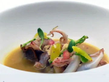 Calamar con su puntilla, escabeche cítrico de setas, granada mollar de Elche y matices Calamar con su puntilla, escabeche cítrico de setas, granada mollar de Elche y matices
