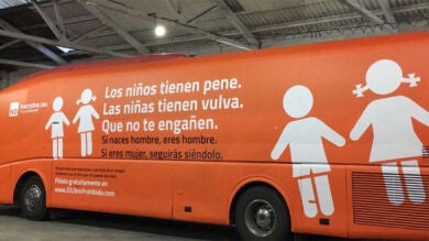 El autobús de la campaña de Hazte Oír contra los menores transexuales continúa inmovilizado