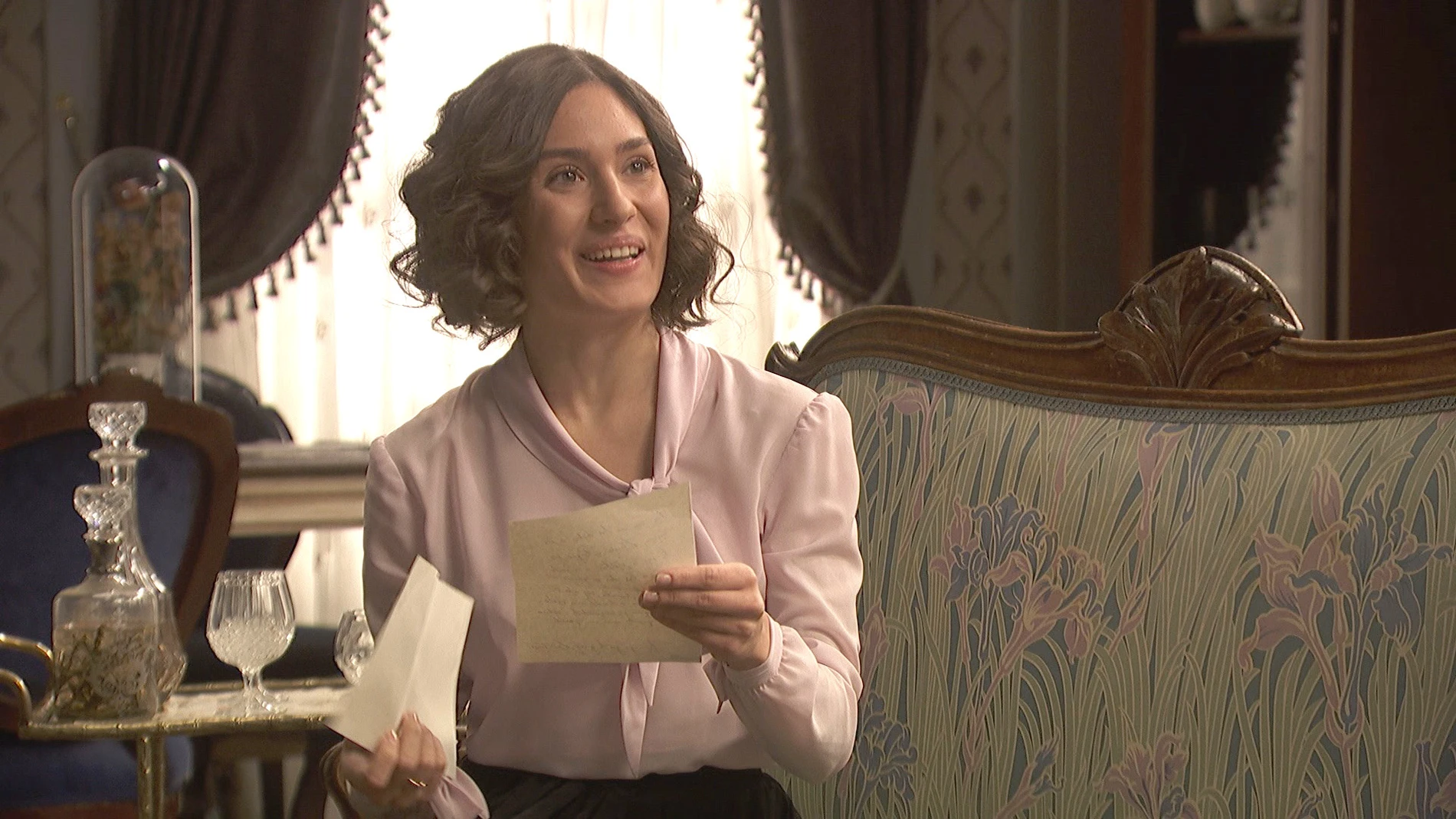 Camila recibe una feliz carta de su querida amiga Lucía
