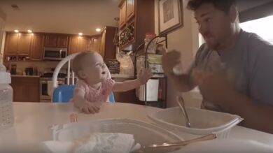 Un padre sordo canta en lengua de signos a su hija también sorda y enternece a las redes