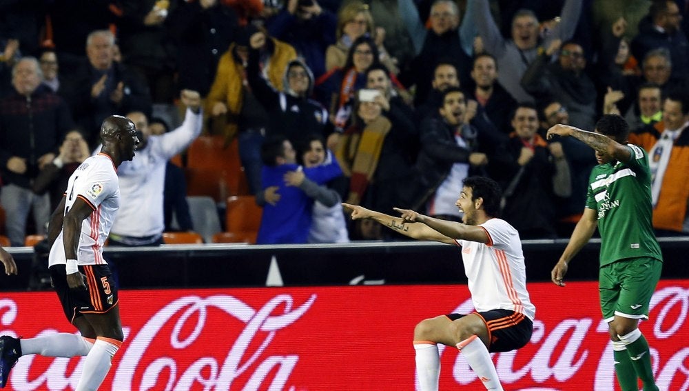 Mangala celebra con Parejo el gol del victoria frente al Lieganés