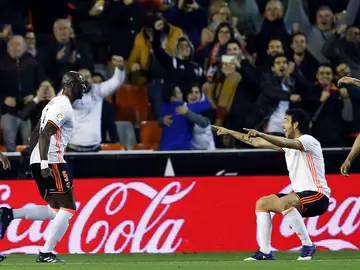 Mangala celebra con Parejo el gol del victoria frente al Lieganés Mangala celebra con Parejo el gol del victoria frente al Lieganés