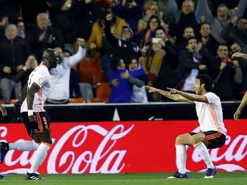 Mangala celebra con Parejo el gol del victoria frente al Lieganés Mangala celebra con Parejo el gol del victoria frente al Lieganés