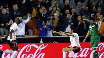 Mangala celebra con Parejo el gol del victoria frente al Lieganés