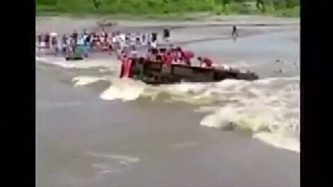 Frame 18.175987 de: Rescate contrarreloj al ser arrastrado por la riada un autob&uacute;s con pasajeros 