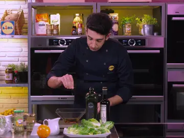 Ensalada de cogollos con langostinos, naranjas y ciruelas Ensalada de cogollos con langostinos, naranjas y ciruelas