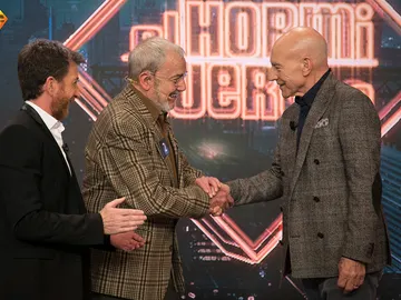 Patrick Stewart conoce al actor de doblaje que transforma su voz al español Patrick Stewart conoce al actor de doblaje que transforma su voz al español