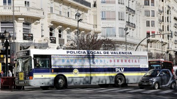 Autobús de la Policía de Valencia: "Ante el oído, denuncia"