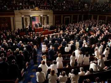 Mujeres demócratas se visten de blanco para el primer discurso de Trump en el Congreso